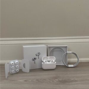 Apple White Earbud Headphones with Charging Case